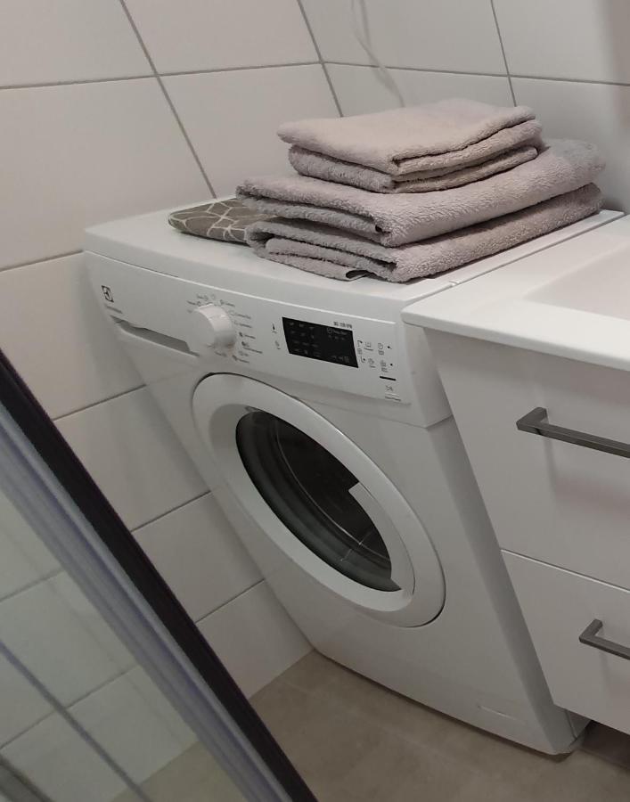 Leilighet Floor 51m2, Balcony, 150 M Wifi, Free Own Parking Place, 300m Metro Helsingfors